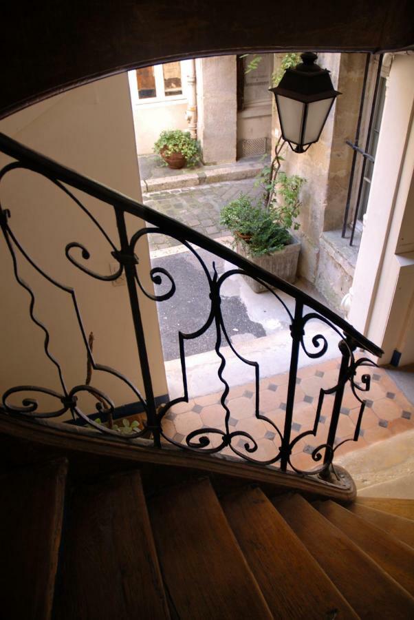 The Sleeping Lion Apartment Paris Exterior photo